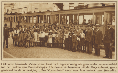 872205 Groepsportret van de kinderen met begeleiders van de buurtvereniging 'Ons Vorstenhuis' uit de Vogelenbuurt te ...